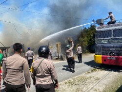 Polres Biak Kerahkan Mobil Water Canon Bantu Padamkan Kebakaran di Rumah Warga