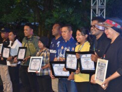 Dikdaya Biak berikan penghargaan kepada sejumlah jurnalis di Biak