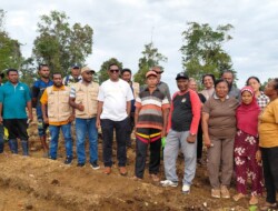 Senator DPD RI Harold Waromi Lakukan Penanaman Sayur di Lahan Moibaken